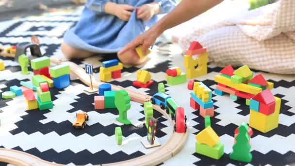 Das Kind Spielt Zusammen Mit Seiner Mutter Eine Pädagogische Holzkulisse — Stockvideo
