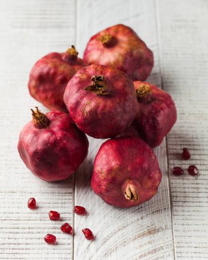 Beyaz ahşap arka planda olgun sulu nar. Meyve toplama konsepti