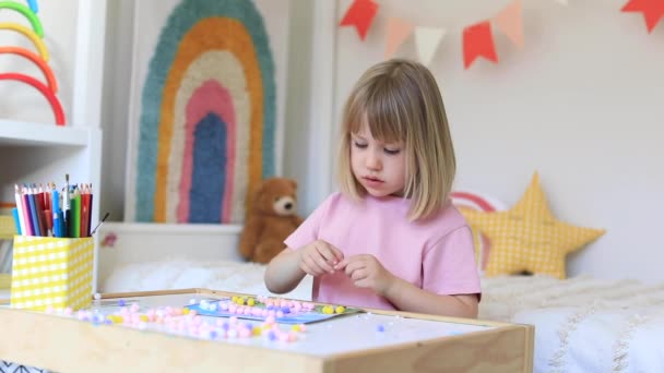 Ein Süßes Kleines Mädchen Sitzt Hause Tisch Und Spielt Mit — Stockvideo