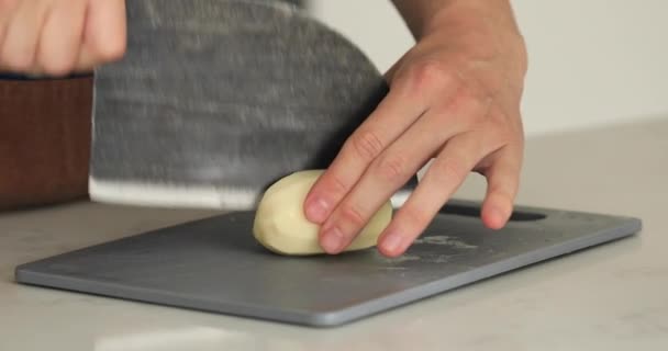 シェフは生の皮をむいたジャガイモをキッチンのボード上のシェフナイフで切ります ビデオ ビデオレシピ — ストック動画
