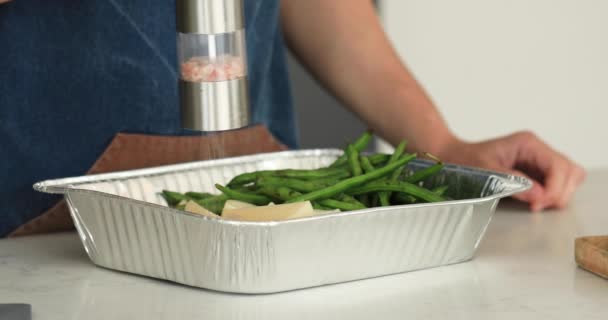 Der Koch Salzt Gemüse Mit Einem Elektrischen Salzstreuer Einem Handmahlwerk — Stockvideo