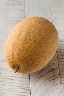 Beyaz ahşap arka planda olgun sulu kavun. Meyve toplama konsepti