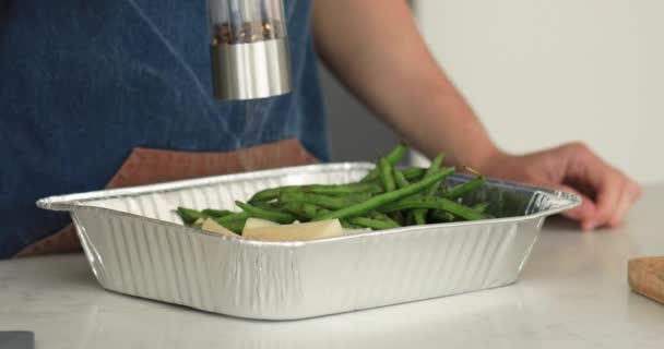Der Koch Pfeffert Gemüse Mit Einem Elektrischen Pfefferstreuer Einer Handmühle — Stockvideo
