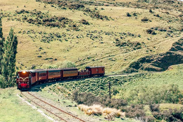 Demiryolundaki dizel tren güzel doğayla çevrili. Araç kavramı.