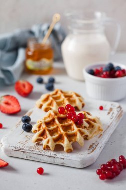 Taze meyveli ev yapımı waffle. Lezzetli ve sağlıklı kahvaltı konsepti.