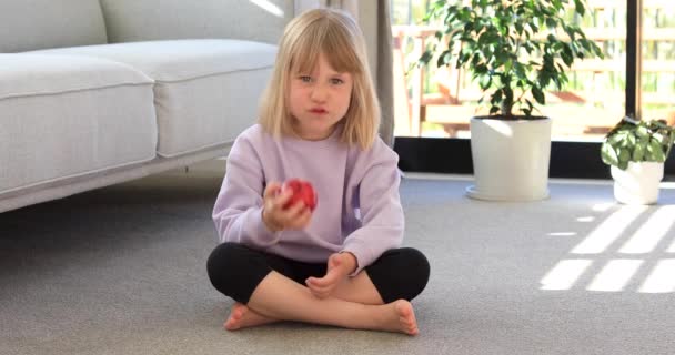 Słodka Dziewczyna Siedzi Podłodze Soczyste Czerwone Jabłko Koncepcja Zdrowego Odżywiania — Wideo stockowe