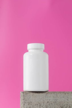 Mockup, içinde haplar ya da vitaminler olan beyaz bir kavanozdur. Tıbbi hazırlık kavramı..