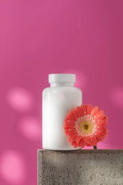 Mockup, içinde haplar ya da vitaminler olan beyaz bir kavanozdur. Tıbbi hazırlık kavramı, kadınlar için vitaminler