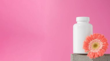 Mockup, içinde haplar ya da vitaminler olan beyaz bir kavanozdur. Tıbbi hazırlık konsepti, kadınlar için vitamin. Boşluğu kopyala