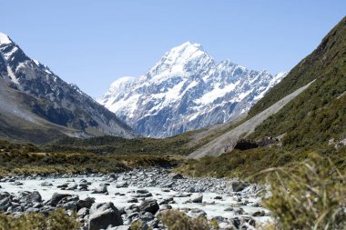 Karlı bir dağ manzarası ve dağ nehri. Aoraki, Yeni Zelanda 'nın güneyindeki Cook Dağı Ulusal Parkı. Seyahat kavramı.
