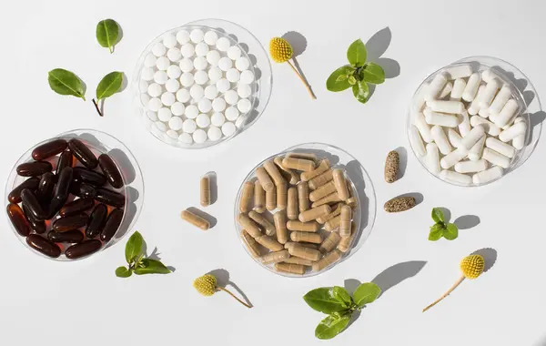 Различные Витамины Таблетки Пищевые Добавки Натуральными Рецептурами Белом Фоне Фармацевтика Стоковое Изображение