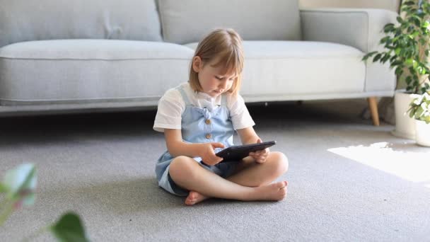 Sevimli Bir Anaokulu Kızı Bir Odada Yerde Otururken Dijital Bir — Stok video