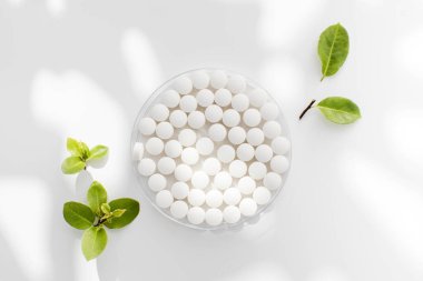 Beyaz arka planda beyaz yuvarlak tabletler. Tablet, mineral ve vitamin konsepti.