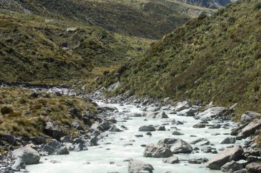 Karlı bir dağ manzarası ve dağ nehri. Aoraki, Yeni Zelanda 'nın güneyindeki Cook Dağı Ulusal Parkı. Seyahat kavramı.