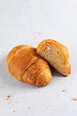 Gri arka planda taze kruvasanlar. Fransız kahvaltısı konsepti.