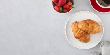 Taze çilekli taze kruvasan. Fransız kahvaltısı konsepti. Sade kahveyle birlikte kruvasan. Boşluğu kopyala