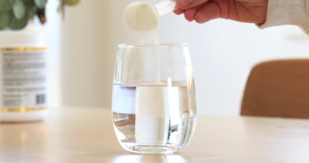 Polvere Collagene Viene Versata Bicchiere Acqua Mescolata Con Cucchiaio Concetto — Video Stock