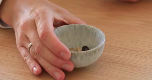 여자는 그녀의 손바닥에 비타민의 식품의 — 비디오