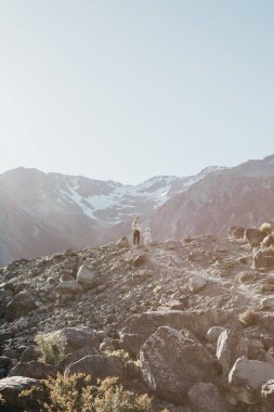 Baba ve kızı Yeni Zelanda 'daki dağları aşıyorlar. Seyahat konsepti, aile eğlencesi..