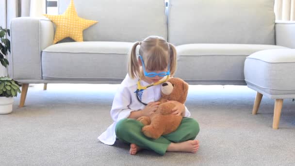 Küçük Tatlı Bir Kız Doktor Kostümüyle Oyuncak Ayıyla Oynuyor Hastanede — Stok video
