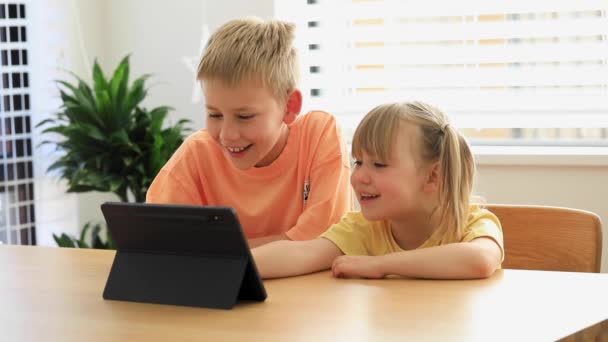 Irmão Bonito Irmã Alegremente Usar Tablet Juntos Crianças Aplicativos Educacionais — Vídeo de Stock