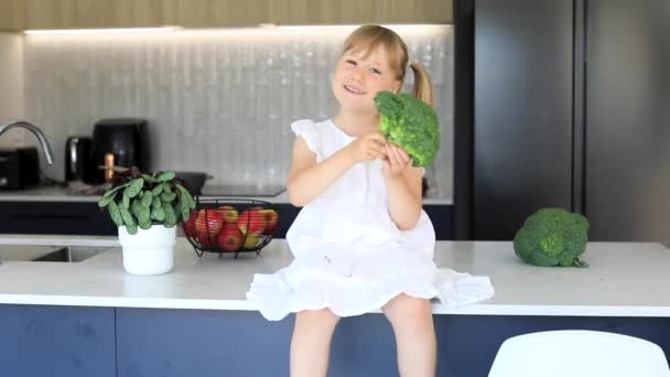 Roztomilá Dívka Baví Brokolicí Sedící Kuchyňském Stole Koncept Vegetariánství Zdravé — Stock video