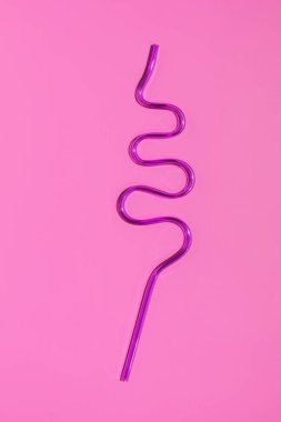 Pembe arka planda renkli plastik kokteyl pipetleri. Bar konsepti, yaz..