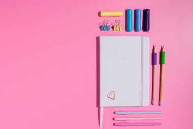 Pembe arka planda ofis malzemeleri. Okul için kırtasiye malzemeleri. Okula dönüş kavramı. Boşluğu kopyala