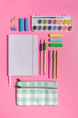 Pembe arka planda ofis malzemeleri. Okul için kırtasiye malzemeleri. Okula Dönüş Konsepti.