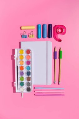 Pembe arka planda ofis malzemeleri. Okul için kırtasiye malzemeleri. Okula Dönüş Konsepti.
