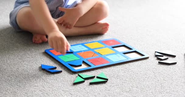 Uma Criança Está Jogando Jogo Madeira Lógica Chão Sala Crianças — Vídeo de Stock