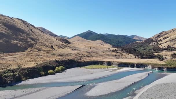Drone Vídeo Nova Zelândia Paisagem Crua Fluxos Azuis Colinas Verdes — Vídeo de Stock