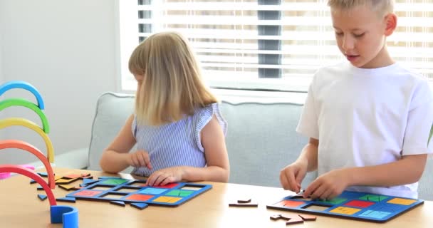 Irmão Irmã Estão Jogando Jogos Lógicos Educativos Madeira Sala Estar — Vídeo de Stock