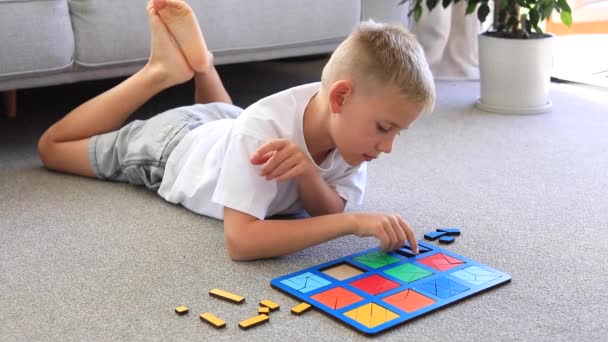 Bir Çocuk Halıda Mantıklı Bir Ahşap Oyun Oynuyor Eğitici Oyuncaklar — Stok video