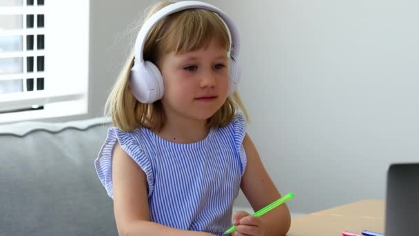 Pequena Estudante Com Fones Ouvido Desenha Ouvir Vídeo Lição Casa — Vídeo de Stock