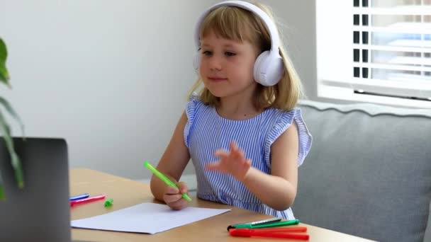 Juniorschülerin Mit Kopfhörer Winkt Lehrerin Bei Videostunde Hause Glückliche Kleine — Stockvideo