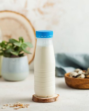 Plastik şişede krema içmek. Süt ürünleri konsepti.