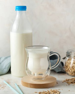 Bir bardak süt ve bir sürahi süt. Çiftlik ürünleri, süt günü. Sağlıklı bir süt ve yulaf, sağlıklı bir kahvaltı için mükemmel.