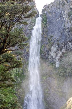 Devils Punchbowl şelaleleri yemyeşil yemyeşil suların arasında, Arthur Geçidi 'nin bir mücevheri. Seyahat
