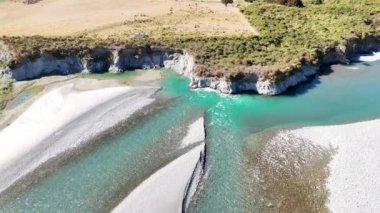 İnsansız hava aracı videosu Yeni Zelanda ham peyzajı: mavi dereler, yeşil tepeler ve dolambaçlı yollar. Seyahat