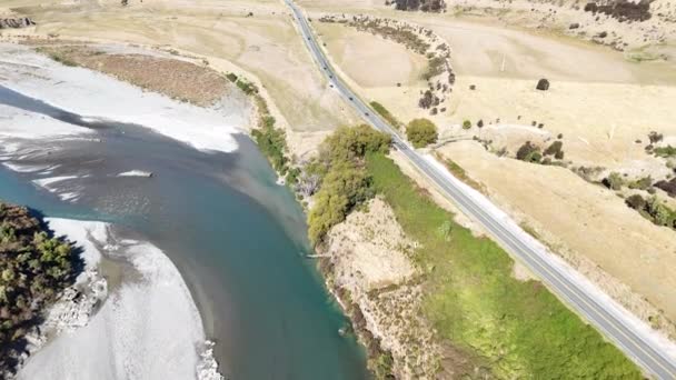 Luftaufnahme Einer Kurvenreichen Straße Entlang Eines Flusses Der Landschaft Drohnenvideo — Stockvideo