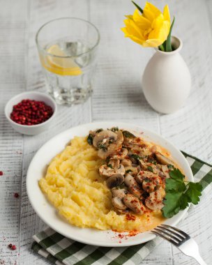 Mantarlı patates püresi ve bir tutam maydanoz. Rahatlatıcı ve doyurucu bir yemek için mükemmel..