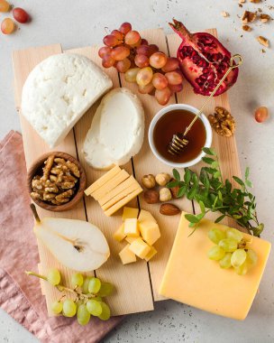 Üzümlü, fındıklı ve ballı peynir çeşidi gurmeler için ideal bir yemektir. Peynir tabağı