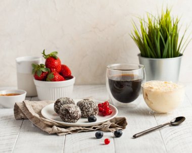 Sütlü şekerleme ve masada kahve. Mutfaktaki doğal malzemelerin organik şekerleri ve kremalı pudingleri. Sağlıklı tatlılar