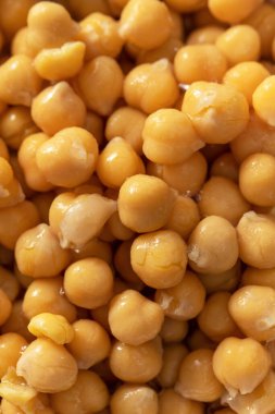 Nohut konservesi. İşlenmiş garbanzo fasulyeleri beton masada yenmeye hazır. Protein besin içerir