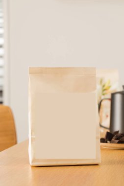 Yiyecek ürünleri ambalajı için boş etiketli geri dönüşümlü kağıt çanta. Dükkanda tasarım şablonu olan kahve ve çay paketi. İş logosu