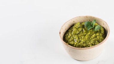 Kâsede taze ev yapımı pesto sosu. İtalyan mutfağı kavramı. Yemek tarifi. Boşluğu kopyala