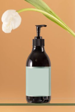 Çevre dostu bir pakette organik bir kozmetik ürünü. Şampuan ya da duş jeli. Çevre dostu bir ürün..