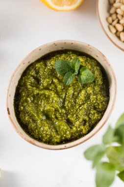 Kâsede taze ev yapımı pesto sosu. İtalyan mutfağı kavramı. Tarif.