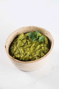 Kâsede taze ev yapımı pesto sosu. İtalyan mutfağı kavramı. Tarif.
